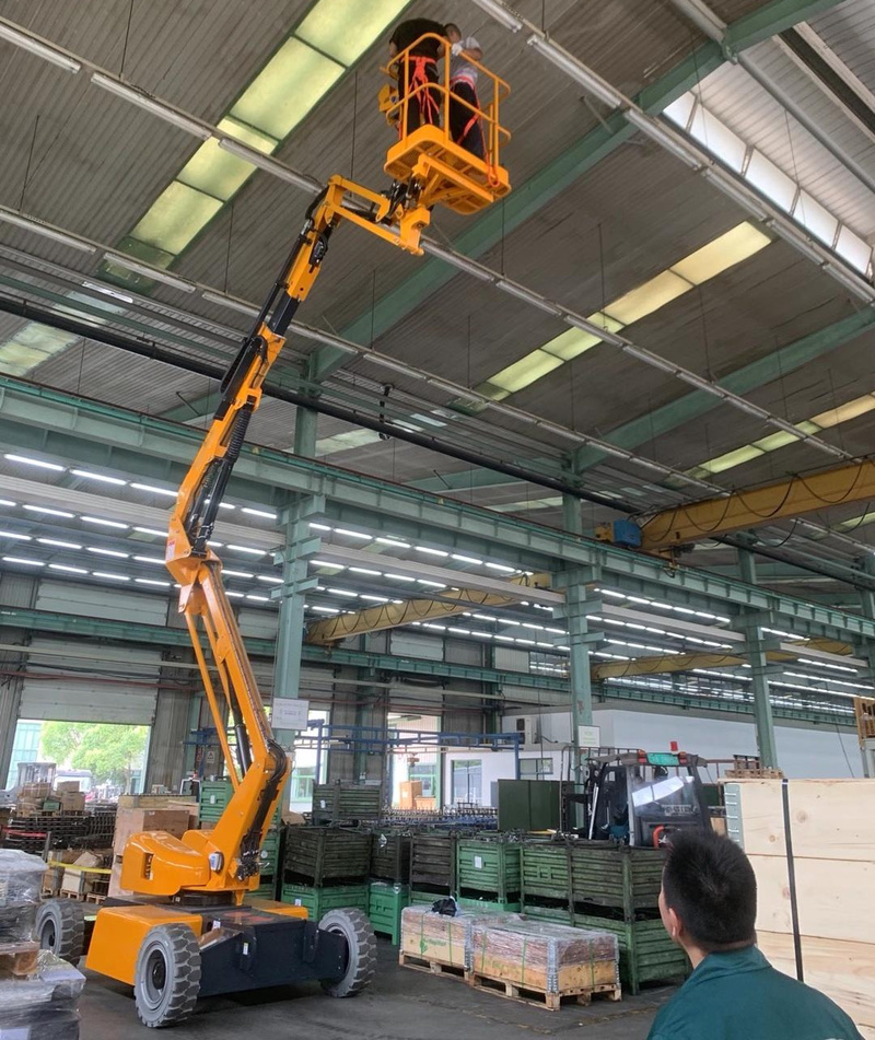 海口电动自行走曲臂式高空作业平台